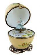 Oeufs musicaux de style Fabergé fabriqués en France Oeuf musical de style Fabergé en porcelaine de Limoges avec lapin - Le beau Danube bleu