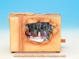 Automates musicaux de Noël (disponibles sur commande) Automate musical de Noël : colis avec scène automate musicale de Noël
