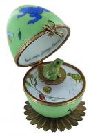 Oeufs musicaux de style Fabergé fabriqués en France Oeuf musical de style Fabergé en porcelaine de Limoges avec grenouille verte - Musique sur l'eau (Haendel)