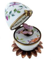 Oeufs musicaux de style Fabergé fabriqués en France Oeuf musical de style Fabergé en porcelaine de Limoges avec papillon rose - Berceuse de Johannes Brahms