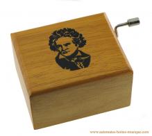 Boîtes à musique à manivelle en bois Boîte à musique à manivelle en bois : boîte à musique à manivelle avec portrait de Beethoven