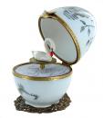 Oeuf musical de style Fabergé en porcelaine de Limoges avec cygne - Le lac des cygnes