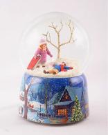 Boules à neige musicales de Noël disponibles sur commande (nous contacter) Boule à neige musicale de Noël avec globe en verre et scène d'enfants jouant dans la neige
