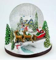 Boules à neige musicales de Noël disponibles sur commande (nous contacter) Boule à neige musicale de Noël avec globe en verre et scène de village et de traineau du Père Noël