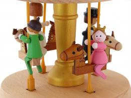 Boîtes à musique animées haut de gamme en bois Boîte à musique animée en bois en forme de carrousel avec chevaux surmontés par les membres d'une famille