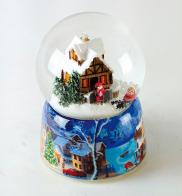 Boules à neige musicales de Noël disponibles sur commande (nous contacter) Boule à neige musicale animée de Noël avec globe en verre, socle en porcelaine et maison enneigée