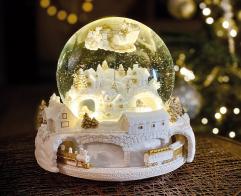 Boules à neige musicales de Noël disponibles sur commande (nous contacter) Boule à neige musicale animée de Noël avec globe en verre, lumière, traineau du Père Noël et train animés