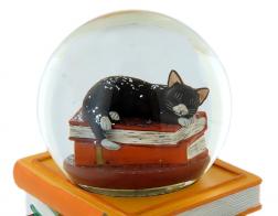 Boules à neige musicales classiques (en stock) Boule à neige musicale animée avec globe en verre, chat noir dormant sur une pile de livres et paillettes