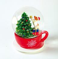 Boules à neige musicales de Noël disponibles sur commande (nous contacter) Boule à neige musicale de Noël en forme de tasse avec petit chien décorant un sapin de Noël - Mon beau sapin