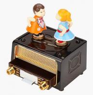 Bo&icirc;tes &agrave; musique avec personnages Bo&icirc;te &agrave; musique anim&eacute;e en plastique en forme de radio avec deux enfants anim&eacute;s