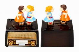 Bo&icirc;tes &agrave; musique avec personnages Bo&icirc;te &agrave; musique anim&eacute;e en plastique en forme de radio avec deux enfants anim&eacute;s