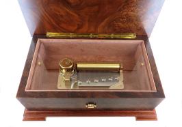 Bo&icirc;tes &agrave; musique traditionnelles de 30, 50 et 72 lames Bo&icirc;te &agrave; musique en bois avec marqueterie "Instruments de musique" et m&eacute;canisme musical &agrave; ressort de 50 notes