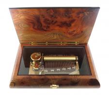 Bo&icirc;tes &agrave; musique traditionnelles de 30, 50 et 72 lames Bo&icirc;te &agrave; musique en bois avec marqueterie "Instruments de musique" et m&eacute;canisme musical &agrave; ressort de 50 notes