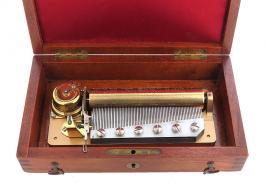 Instruments de musique m&eacute;canique anciens (Orgues et bo&icirc;tes &agrave; musique anciens) Bo&icirc;te &agrave; musique vintage avec m&eacute;canisme musical Reuge de 72 lames &agrave; 3 airs
