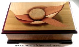 Boîtes à musique traditionnelles fabriquées en France Boîte à musique avec marqueterie traditionnelle : marqueterie naissance