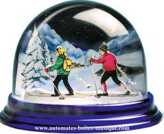 Boules à neige non musicales fabriquées en Allemagne (sur commande) Boule à neige classique non musicale allemande : boule à neige en plastique avec skieurs
