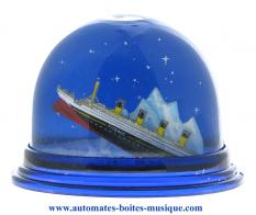 Boules à neige classiques non musicales fabriquées en Allemagne Boule à neige classique non musicale allemande : boule à neige en plastique avec paquebot Titanic