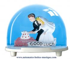 Boules à neige classiques non musicales fabriquées en Allemagne Boule à neige classique non musicale allemande : boule à neige en plastique avec mariés