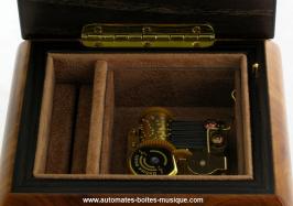 Boîtes à bagues musicales en bois naturel Boîte à bagues musicale : boîte à bagues musicale avec marqueterie filets en bois de rose