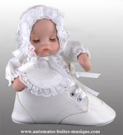 Poupées et nouveau-nés automates musicaux Nouveau-né automate musical : nouveau-né automate en porcelaine dans une chaussure en cuir blanche
