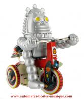 Jouets en métal, tôle et fer blanc : robots mécaniques en métal Robot mécanique en métal, tôle et fer blanc : robot mécanique en métal "Robot au tricycle"