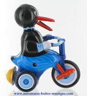 Jouets mécaniques en métal, tôle et fer blanc Jouet mécanique en métal, tôle et fer blanc agrafé : jouet mécanique "Pingouin à bicyclette"