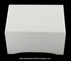 Boîtes à musique lutèce créations Boîte à musique en bois teinté blanc : boîte à musique "Mon premier cadeau de naissance"
