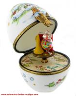 Oeufs musicaux de style Fabergé fabriqués en France Oeuf musical de style Fabergé fabriqué en France : oeuf de Noël en porcelaine avec cadeaux