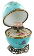 Oeufs musicaux de style Fabergé fabriqués en France Oeuf musical de style Fabergé fabriqué en France : oeuf musical en porcelaine avec cochon rose