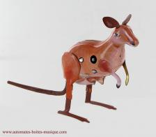 Jouets mécaniques en métal, tôle et fer blanc Jouet mécanique en métal, tôle et fer blanc : jouet mécanique "Kangourou avec bébé kangourou"
