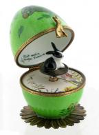Oeufs musicaux de style Fabergé fabriqués en France Oeuf musical de style Fabergé fabriqué en France : oeuf musical vert en porcelaine avec lapin