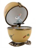 Oeufs musicaux de style Fabergé fabriqués en France Oeuf musical de style Fabergé fabriqué en France : oeuf musical en porcelaine avec lapin