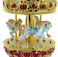 Oeufs musicaux en métal de style Fabergé Oeuf musical de style Fabergé en métal : oeuf musical rouge avec chevaux de carrousel tournants