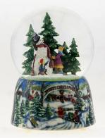 Boules à neige musicales de Noël disponibles sur commande (nous contacter) Boule à neige musicale de Noël : boule à neige musicale en verre avec famille dans la forêt