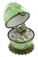 Oeufs musicaux de style Fabergé fabriqués en France Oeuf musical de style Fabergé en porcelaine de Limoges: oeuf musical vert avec papillon