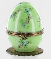Oeufs musicaux de style Fabergé fabriqués en France Oeuf musical de style Fabergé en porcelaine de Limoges: oeuf musical vert avec papillon