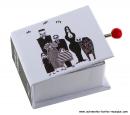 Boîte à musique à manivelle en forme de livre: boîte à musique à manivelle "La famille Addams"
