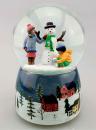 Boule à neige musicale animée de Noël avec globe en verre et deux enfants construisant un bonhomme de neige