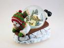 Boule à neige musicale de Noël en forme de bonhomme de neige allongé sur une luge - Winter Wonderland