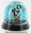 Boule à neige classique non musicale allemande : boule à neige en plastique avec artiste de cirque