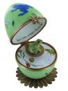 Oeuf musical de style Fabergé fabriqué en France : oeuf musical en porcelaine avec grenouille