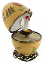 Oeuf musical de style Fabergé fabriqué en France : oeuf musical en porcelaine avec poule