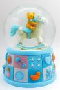 Boule à neige musicale animée avec globe en verre: boule à neige musicale scintillante bleue avec ours sur cheval
